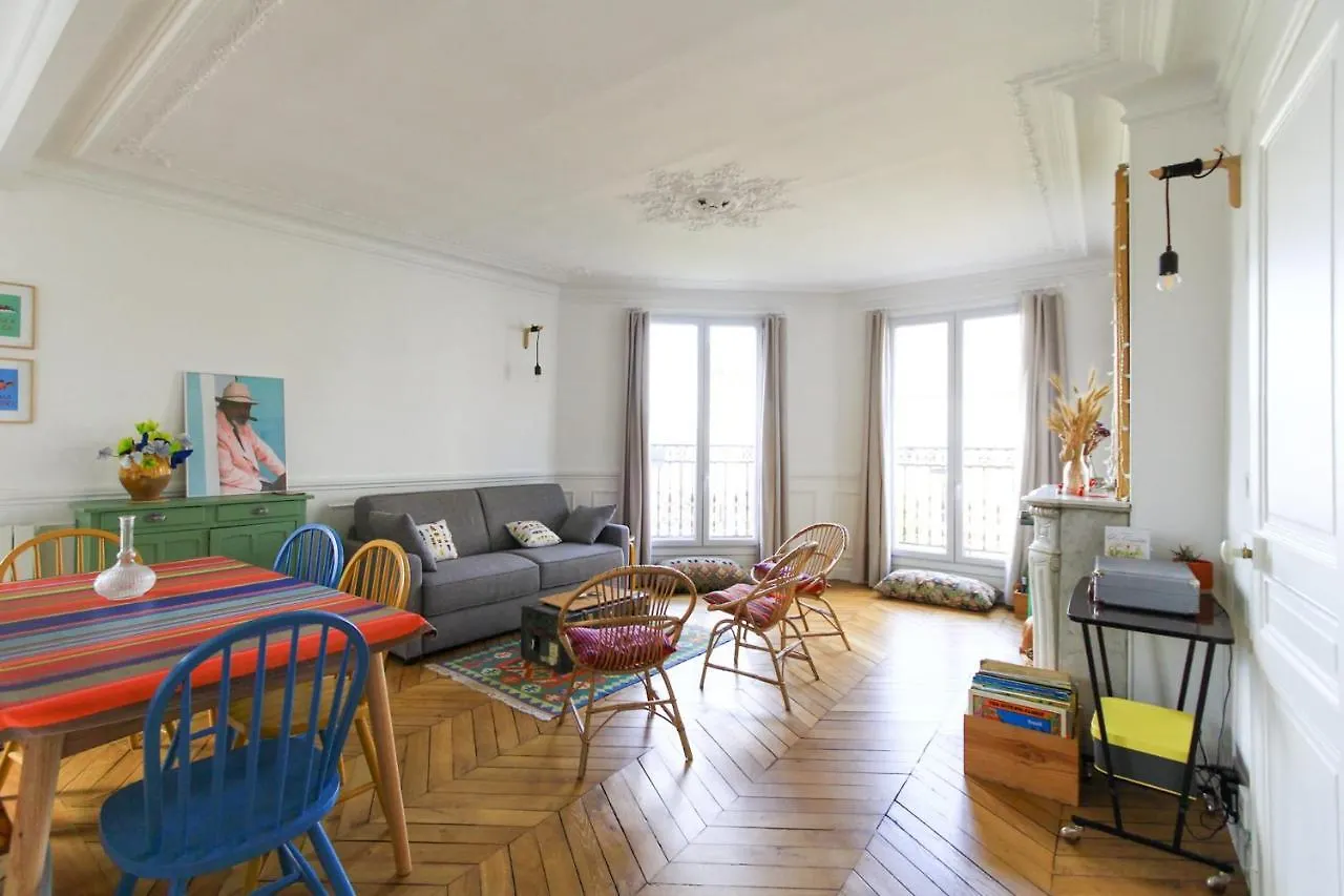 Lumineux appartement sur les toits de Paris