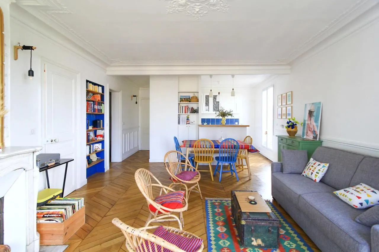 Lumineux appartement sur les toits de Paris