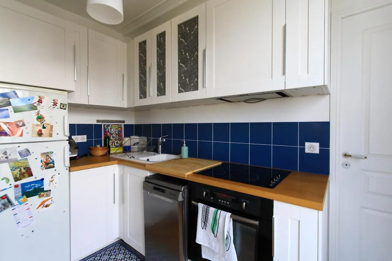 Lumineux appartement sur les toits de Paris 0*,  France